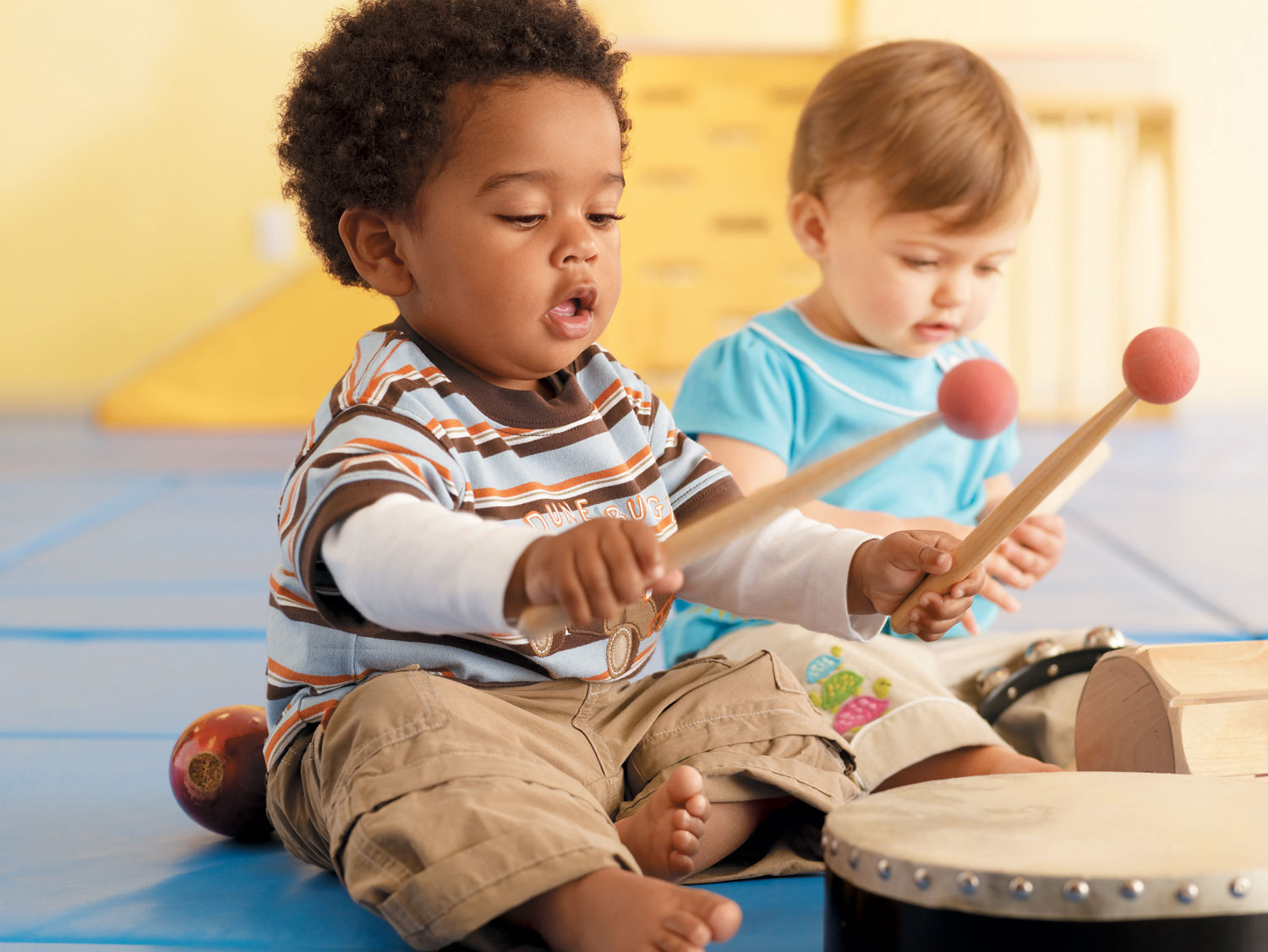 Read more about the article La influencia de la música en el desarrollo cognitivo y emocional de los niños.
